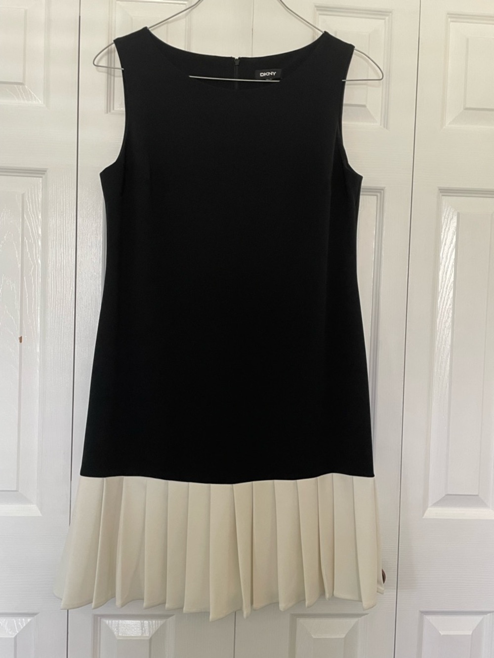 DKNY Two-Tone Black and Cream Sleeveless Pleated Hem Dress sz L